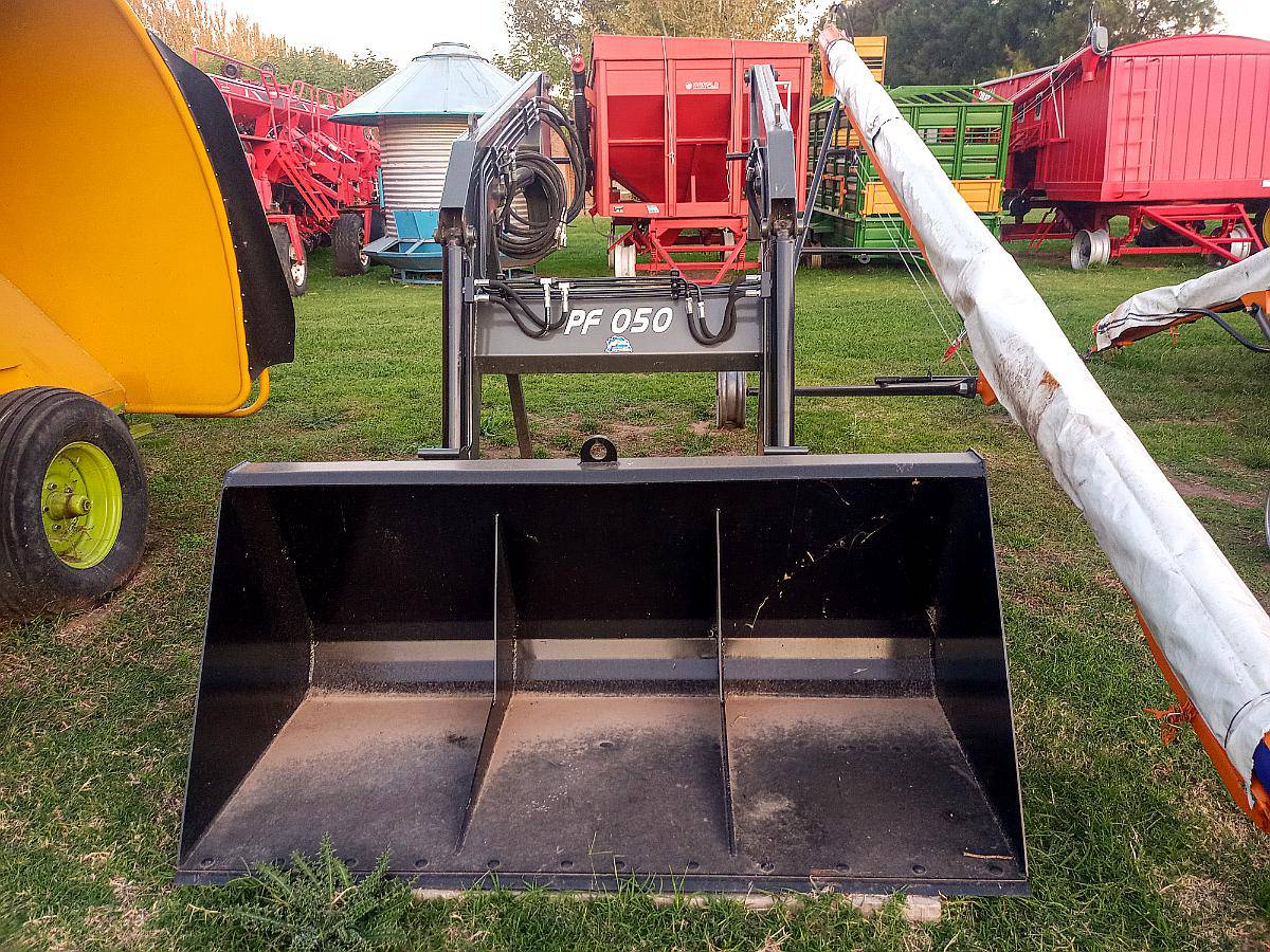 Pala Frontal Cinalli de 1000 Kg y Casi 4 Metros de Altura