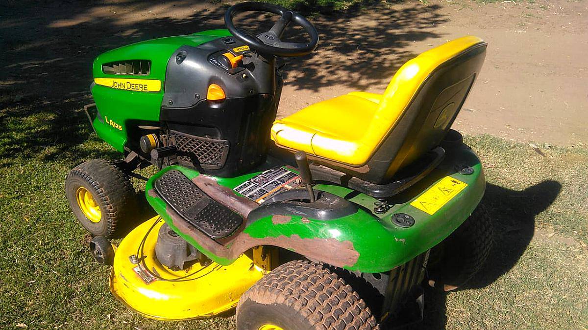 Tractor de Cortar Pasto John Deere LA125 Año 2010 Agroads