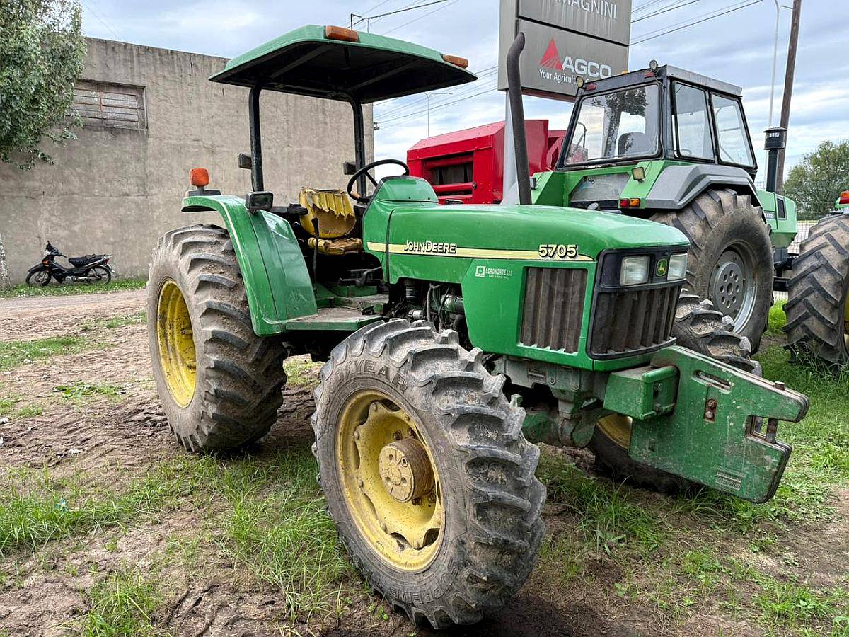 Tractor John Deere 5705 con Techo