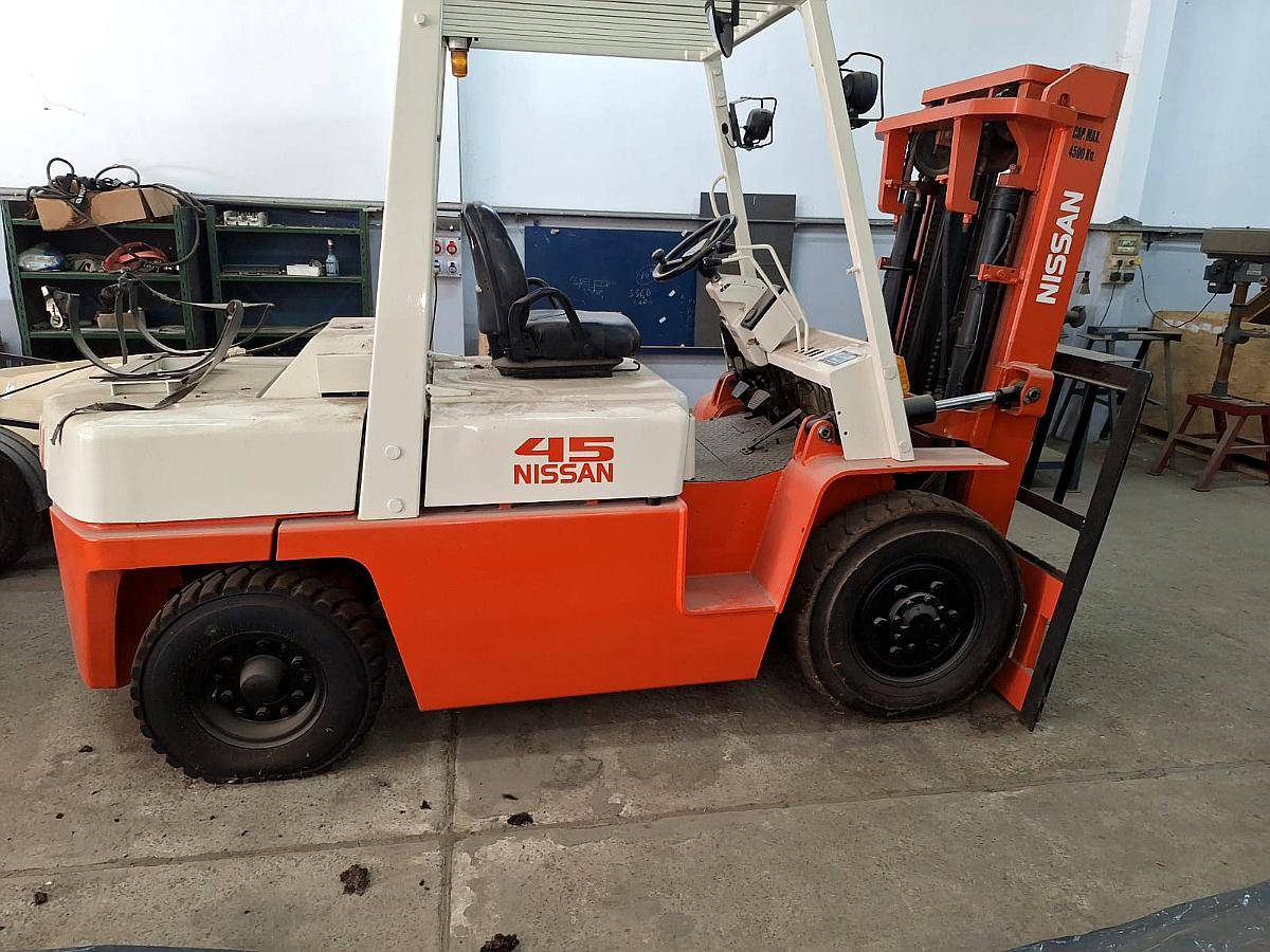 Autoelevador Nissan 4.5 Toneladas. Torre 4.30m. Rodado Doble