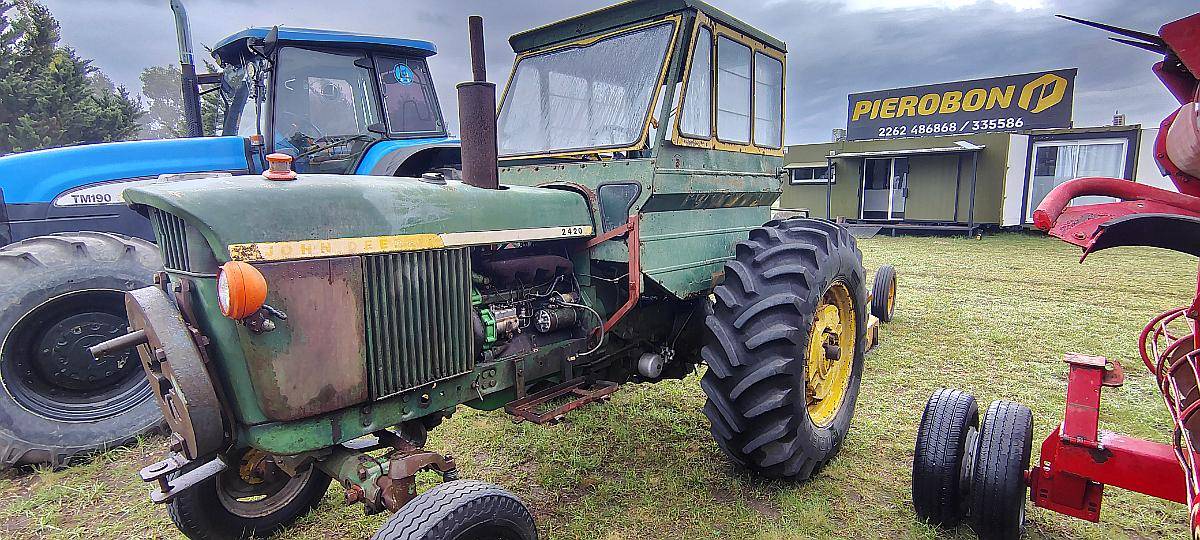 Tractor John Deere 2420 con Desmalezadora