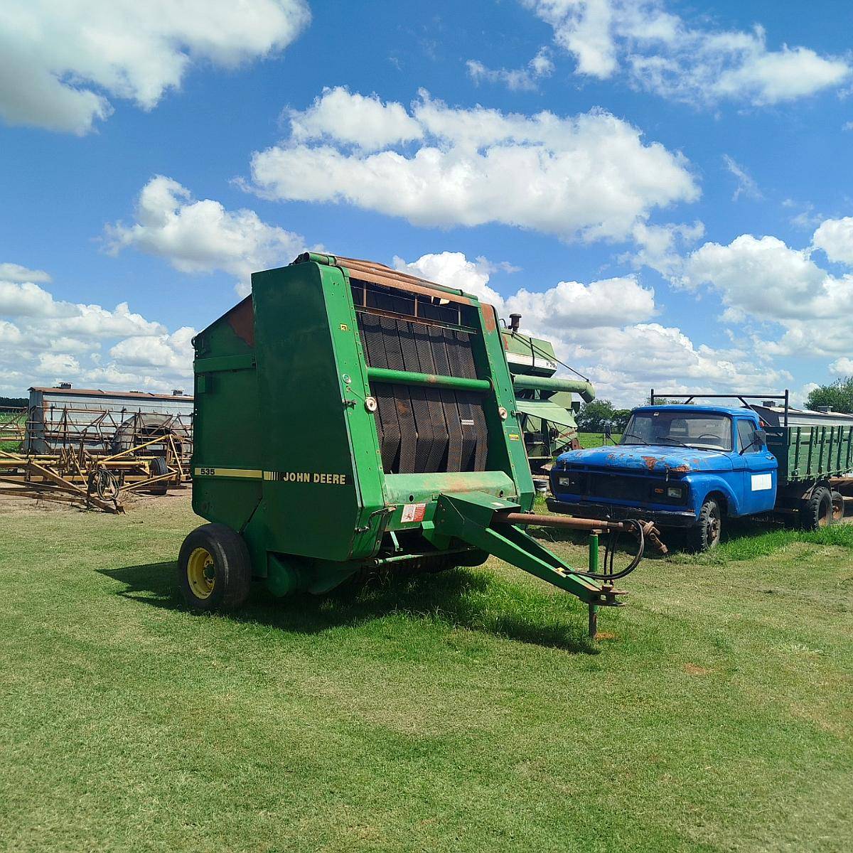 Rotoenfardadora John Deere 535 - en Funcionamiento.