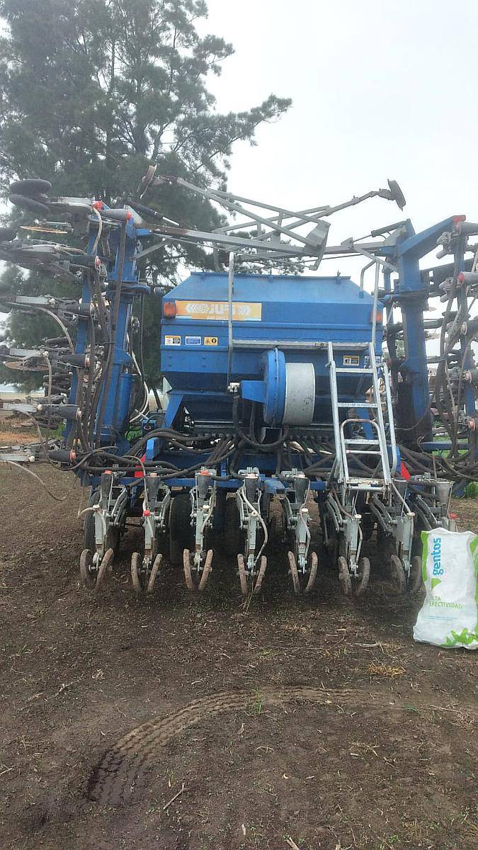 Sembradora Yuri de 39 a 20 cm con Alfalfero