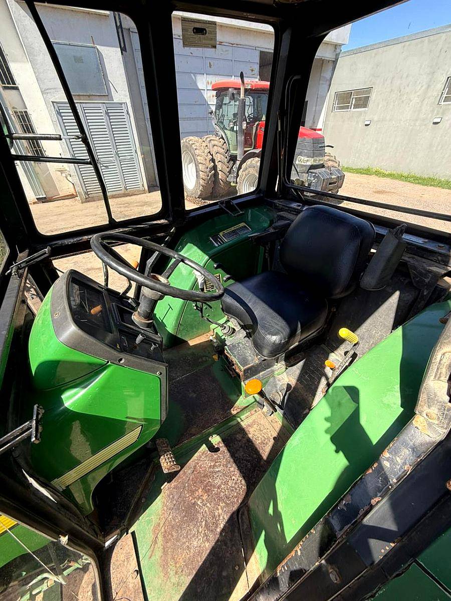 Tractor John Deere 5705 con Cabina - Año: 2004 - u$s 30.000 - Agroads