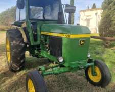 Tractor John Deere 3330.