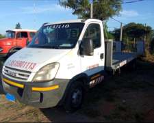 Camión Iveco Daily con Plancha.-