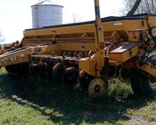 Sembradora Agrometal de 21 a 21 cm con Alfalfero y Carreton