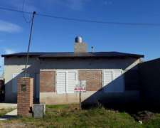 En Alquiler. Galvez. Amplia Casa A Estrenar. Servicios.