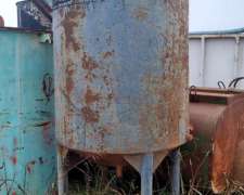 Tanque Vertical con Base de Apoyo Capacidad 2000 L