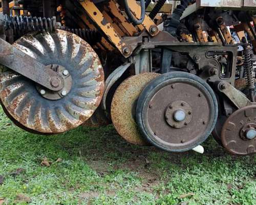 Sembradora Fabimag FG01 35 Surcos a 21 cm con Alfalfero 2009