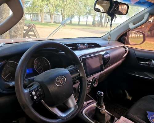 Toyota Hilux SR 4X4 Manual