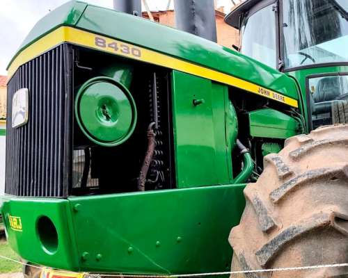 John Deere 8430. 215 HP. Articulado