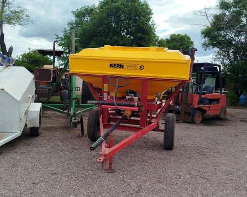 Fertilizadora de Arrastre Kern 2 Platos - 1500 Kilos -