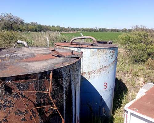 2 Tanques Verticales,cap 18.800 L C/U con Base de Apoyo