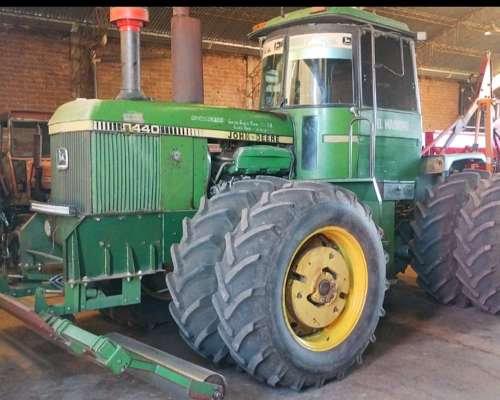 John Deere 8440 Doble Tracción 250 HP Centro Cerrado