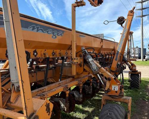Sembradora Agrometal TX Mega 16 a 52