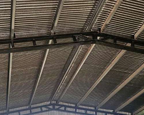 Galpón con Máquina para Fabricar Ladrillos