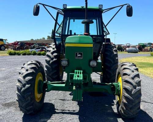 Tractor John Deere 3350 con Doble Embrague
