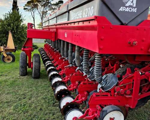 Sembradora Apache 6210 con Monitor y Fert. 16/52