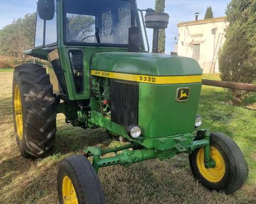 Tractor John Deere 3330.