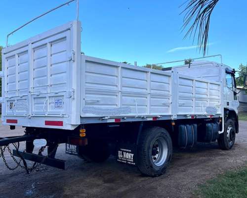 Iveco Cavallino Enganchado con Acoplado Petinari