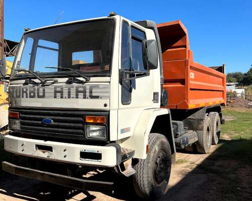 Vendo Camión Volcador 6X4 Tatú.