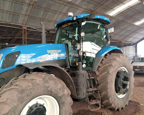 New Holland T7.215, con Piloto