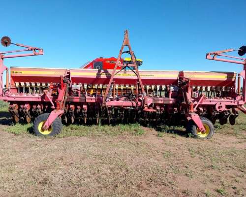 Sembradora Bertini 32000 - 38 Surcos a 21 CM.