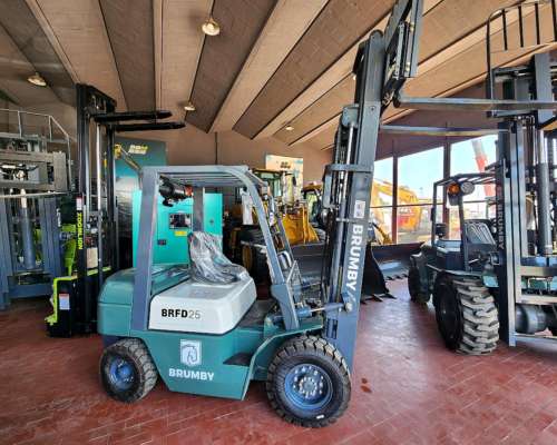 Autoelevador Diesel Brumby BRFD25 2.500kg Torre Triple 4,5m