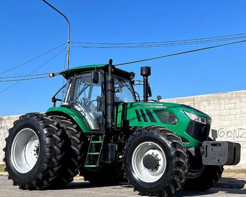 Tractor 220 HP - 4X4 - Rodado Dual - Bomba Pistón