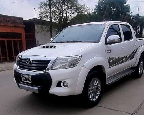 Vendo Camioneta Toyota Hilux Modelo 2014 4X2 con Cuero Manua