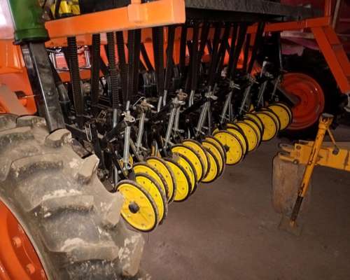 Sembradora 13 L a 17.50 con Alfalfero con Solo 20 Ha Usada