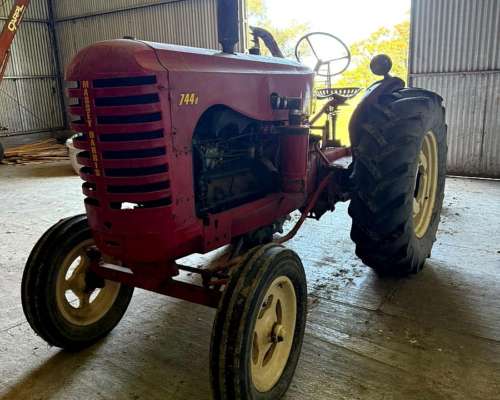 Tractor Massey Harris con Segadora para Colección