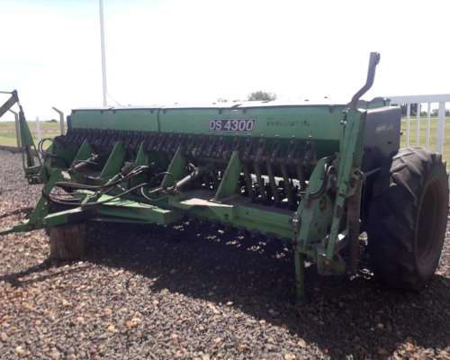 Deutz Agroline DS 4300 de Granos Finos de 27 Líneas
