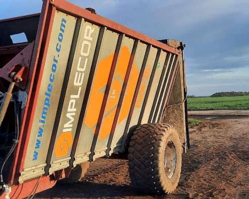 Carro Desparramador de Estiercol Implecor en muy Buen Estado