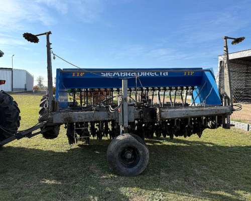 Sembradora Carmetal 21 Líneas con Alfalfero