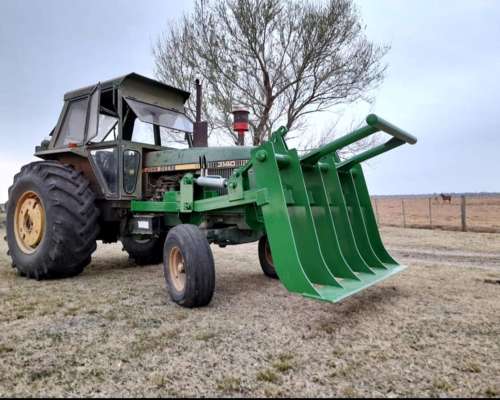 Tractor John Deere 3140 con Rastrillo Topador