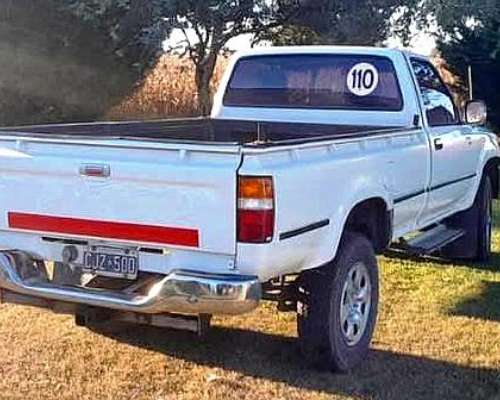 Toyota Hilux Cabina Simple 4X4