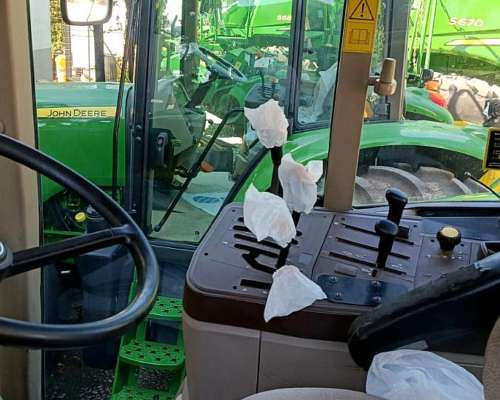 Tractor John Deere 6615 año 2006.