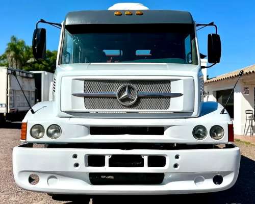 Camion Mercedes Benz L1620 año 2005 con Baranda Volcable