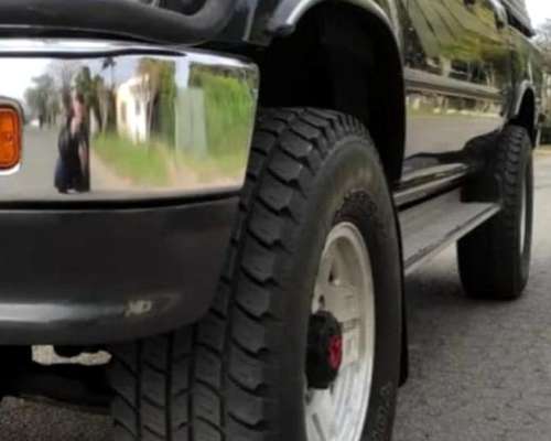 Toyota Hilux SR5 Motor 2.8 4X4 año 2001