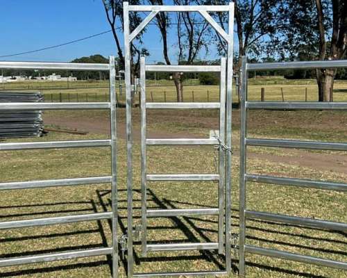 Panel con Puerta Pasa Hombre. 2100mm Ancho X 2200mm Alto