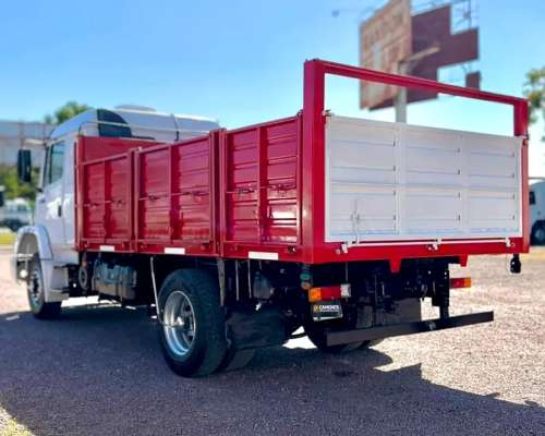 Camion Mercedes Benz L1620 año 2005 con Baranda Volcable