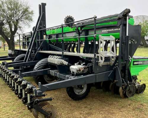 Sembradora Brioschi Autotrailer, 22 Líneas a 35 CM,