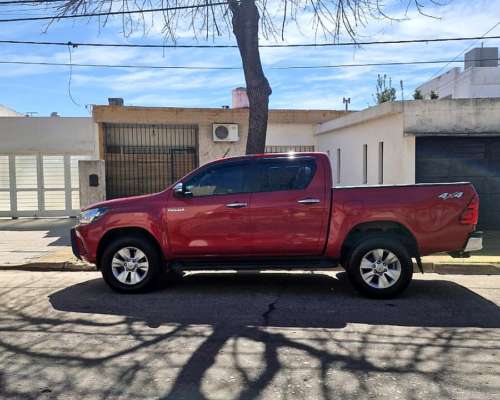 Camioneta Toyota Hilux 4X4 año 2017