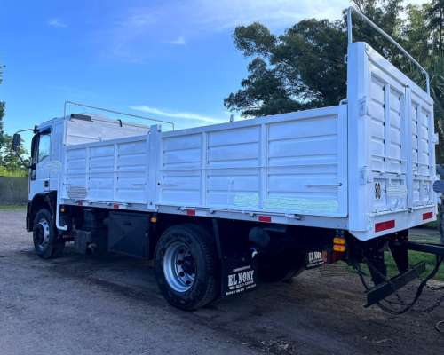 Iveco Cavallino Enganchado con Acoplado Petinari