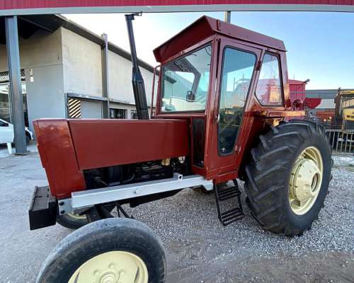Tractor Fiat 880 con Levante