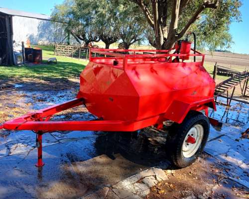 Acoplado Tanque de 1000 LT con Bomba