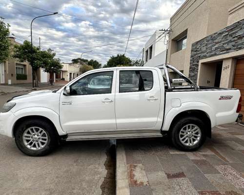 Oport. Solo 137.033 KM. Toyota Hilux SRV 4X2 C/D 3.0 Cuero