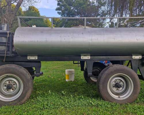 Acoplado Tanque 2000l con Bomba de Gasoil y Cubiertas